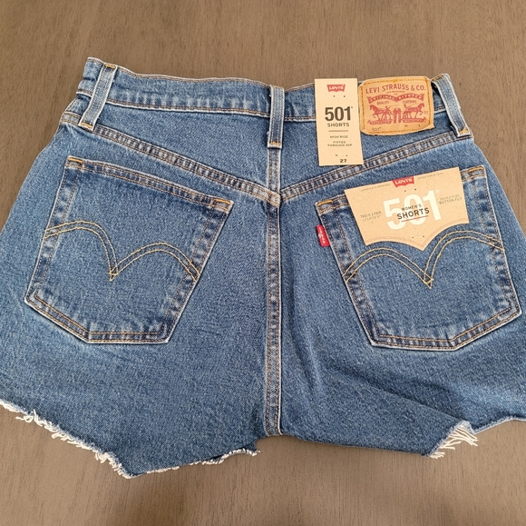 NWT Levi's Women's 501 Original Shorts $49.5 MSRP Jive Stone - Picture 5 of 8